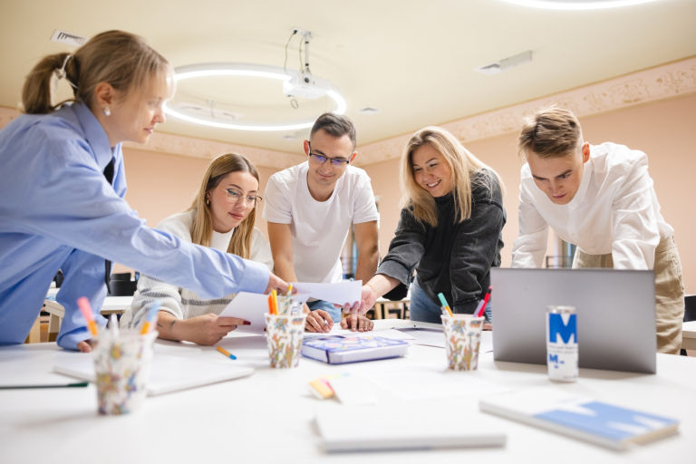 Our values | WSB Merito Łódź University: Grafika główna: praktyczność i przyjazność, grupa studentów na zajęciach warsztatowych