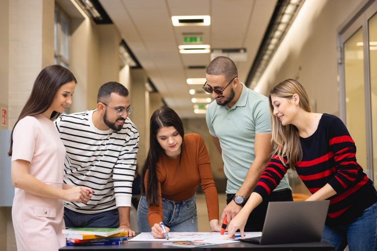 How to legalise your stay in Poland? | WSB Merito Łódź University: A group of students working on a project