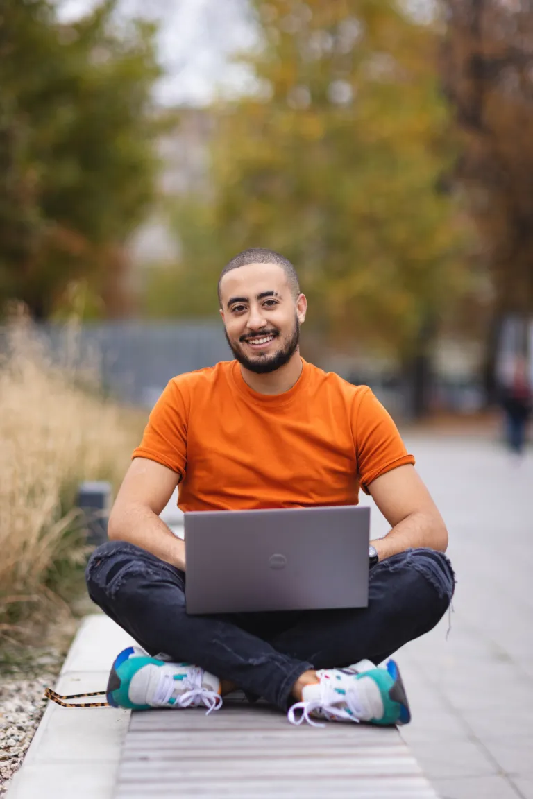 Admissions process stages | WSB Merito Łódź University: Student with a laptop
