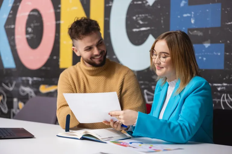 Finance and Accounting | WSB Merito Łódź University: Studenci pracują nad wspólną pracą na Uniwersytecie WSB Merito w Łodzi