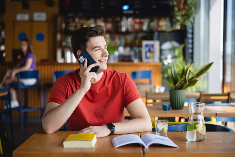 Marketing in the Digital Economy | WSB Merito Łódź University: Student Uniwersytetu WSB Merito w Łodzi rozmawia przez telefon.