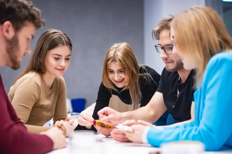 Marketing in the Digital Economy | WSB Merito Łódź University: Studenci Uniwersytetu WSB Merito w Łodzi pracują wspólnie nad projektem.