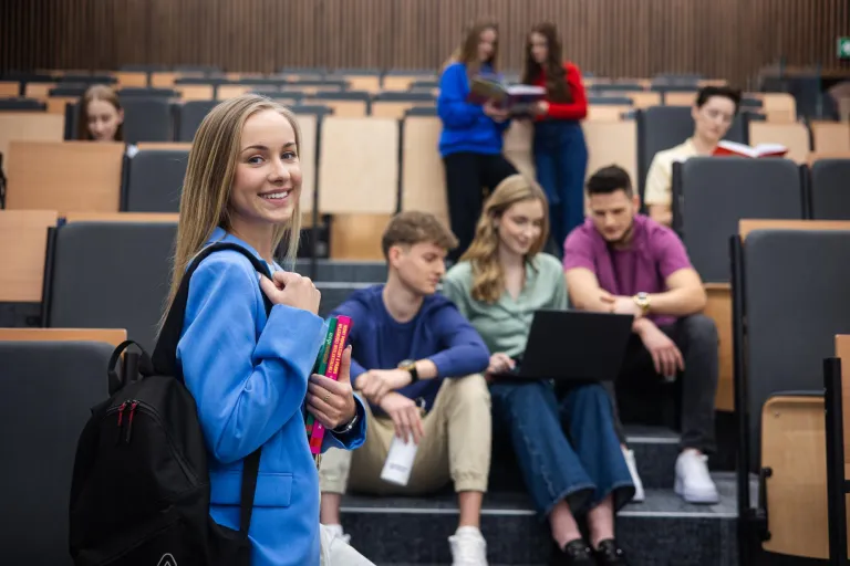 Marketing and Sales | WSB Merito Łódź University: Grupka studentów siedzi i rozmawia w auli.