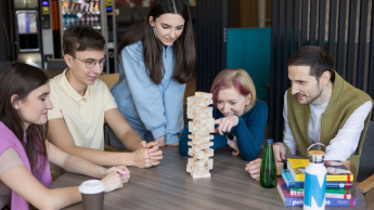 Management | WSB Merito Opole University: Główna grafika: Opole - studia II stopnia - grupa studentów grających w jenge