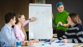 Management, studia I stopnia, licencjackie i inżynierskie: Główna grafika: Opole - studia II stopnia - specjalność Psychologia i zarządzanie kapitałem ludzkim - Grupa osób pracująca nad projektem pod okiem wykładowcy