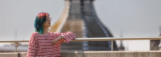 Department of International Relations | WSB Merito Opole University: Dziewczyna patrząca w dal, w ręku trzyma notatnik