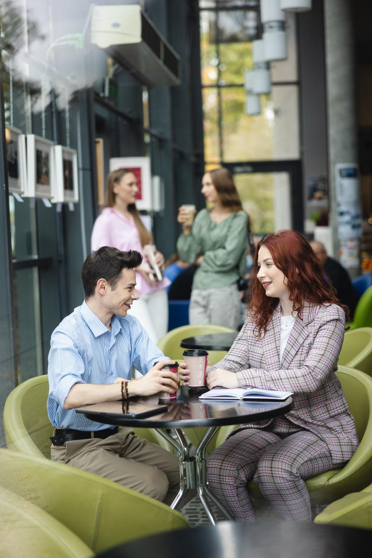 Who we are | WSB Merito Opole University: Studenci Uniwersytetu WSB Merito Opole rozmawiający przy kawie