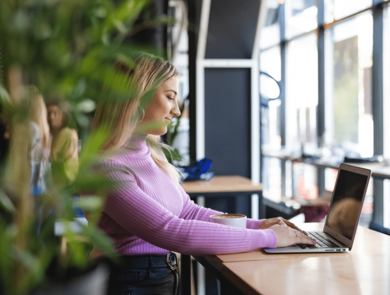 Digital university | WSB Merito Opole University: Studentka korzystająca z laptopa.
