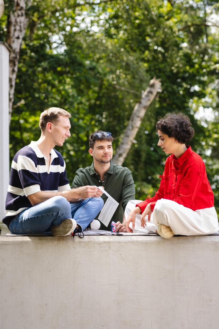 Department of International Relations | WSB Merito Opole University: Grupa ludzi rozmawia