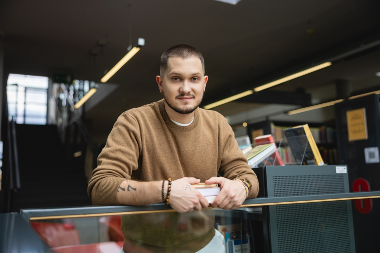 Library | WSB Merito Opole University: Student w bibliotece