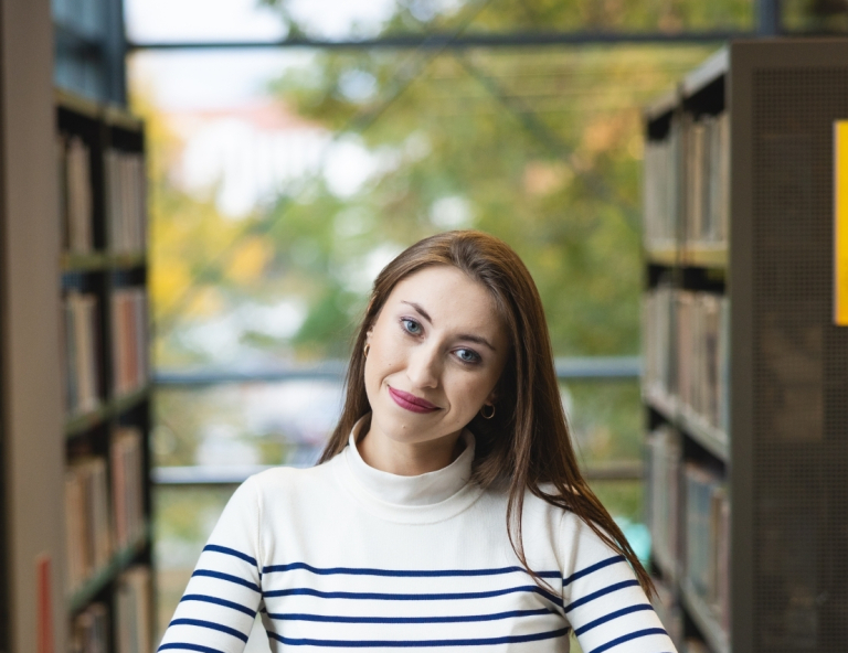 Library | WSB Merito Opole University: Dziewczyna w bibliotece