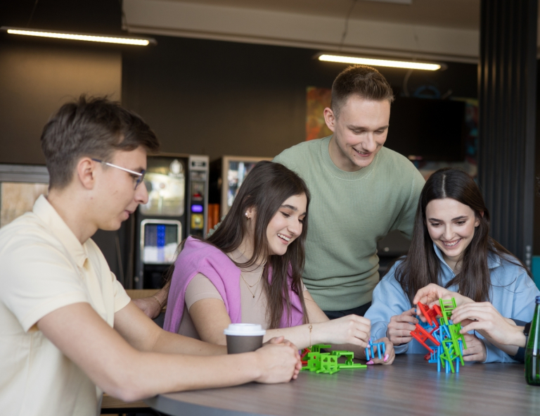 Management, studia II stopnia, magisterskie: Grupa studentów grająca w gry 