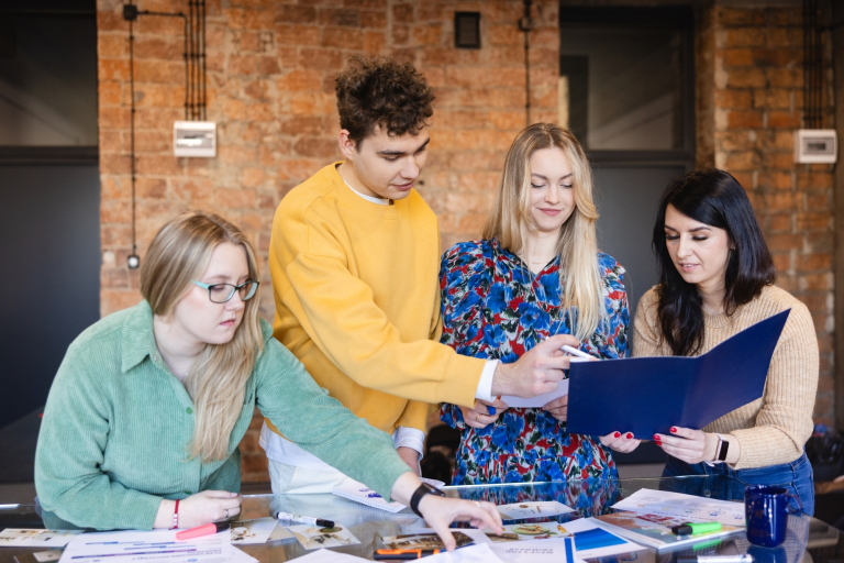 Student organisations and research clubs | WSB Merito Opole University: Główna grafika - Opole - stypendia i zniżki - grupa studentów przeglądająca notatki