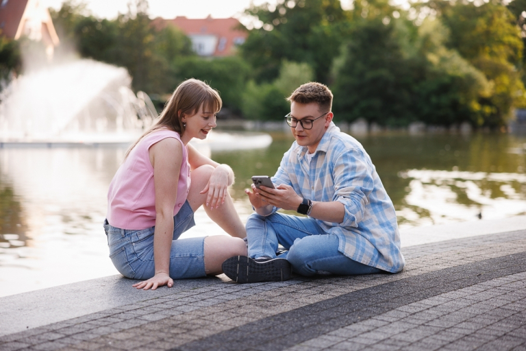 Digital university | WSB Merito Opole University: Znajomi na spacerze, siedzą przy fontannie