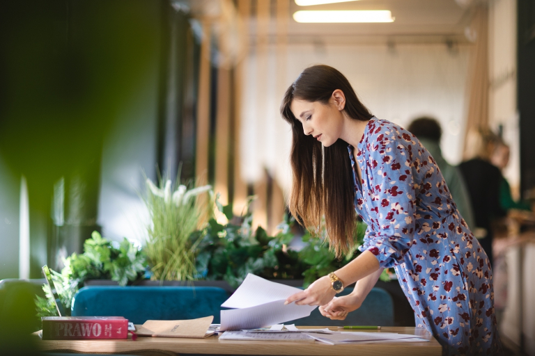 Rankings and accreditations | WSB Merito Opole University: Kobieta przeglądająca notatki