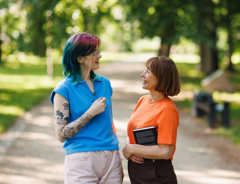 Career Office | WSB Merito Opole University: Dwie kobiety rozmawiająca w parku
