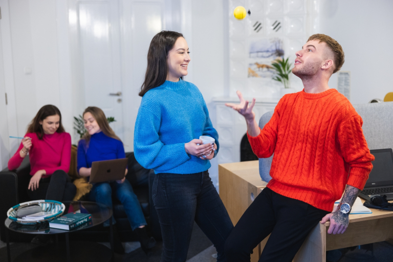 Transfer from another university | WSB Merito Opole University: Chłopak podrzucający w dłoni piłeczkę antystresową