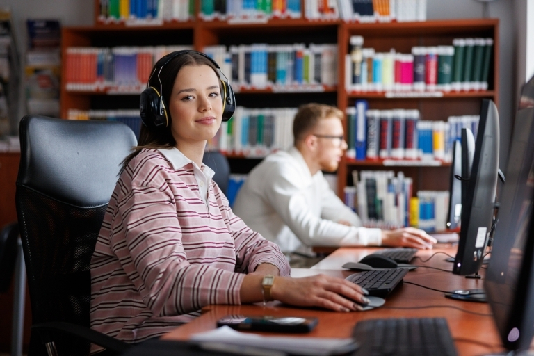 Our campus | WSB Merito Opole University: A female student in a library