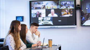 Who we are | WSB Merito Poznań University: Poznań - studenci w sali hybrydowej