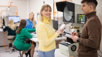 Mobile Software Developer, studia I stopnia, licencjackie i inżynierskie: Studenci w laboratorium technicznym pracują z nowoczesnym sprzętem, ucząc się praktycznych umiejętności inżynierskich.