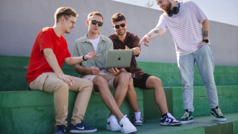 Mobile Software Developer | WSB Merito Poznań University: Poznań - studia I stopnia - studenci z latopem