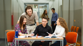 Marketing in Digital Transformation, studia II stopnia, magisterskie: Grupa studentów pracuje przy stole