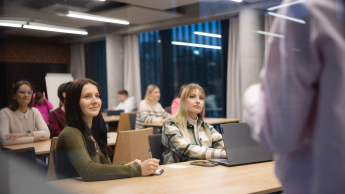 Marketing and Sales | WSB Merito Poznań University: Studenci z zaciekawieniem słuchają wykładu.