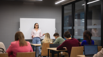 Advanced Database Systems | WSB Merito Poznań University: Zdjęcie sali wykładowej, pełnej aktywnych studentów.
