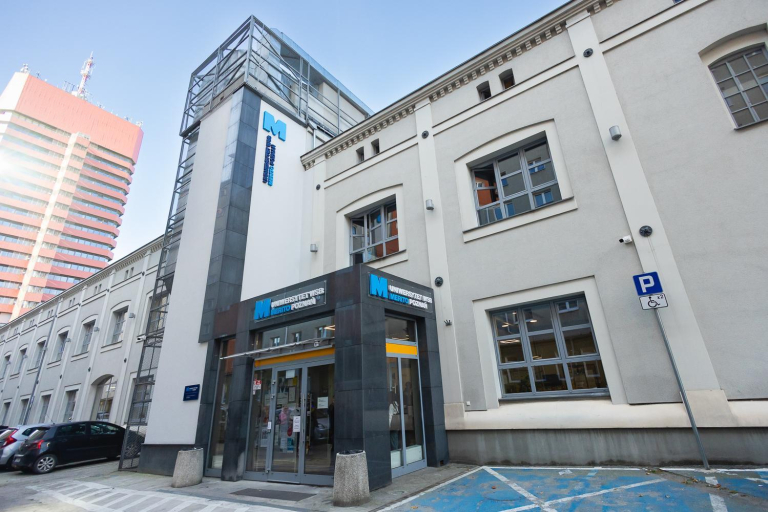 Our campus | WSB Merito Poznań University: BR wejście