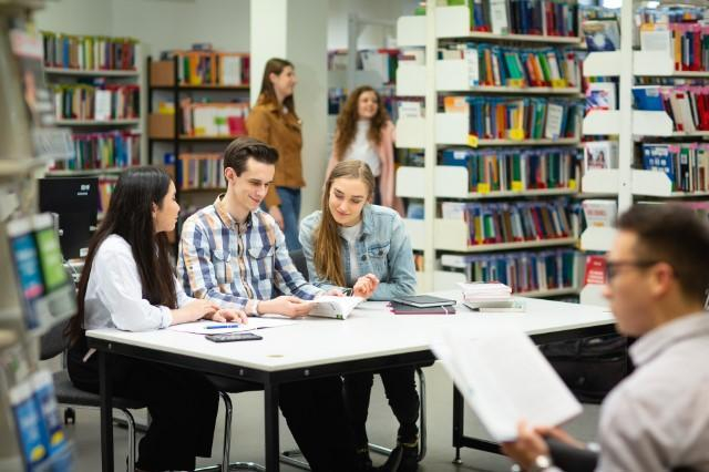 Library | WSB Merito Poznań University: Poznań - studenci w bibliotece