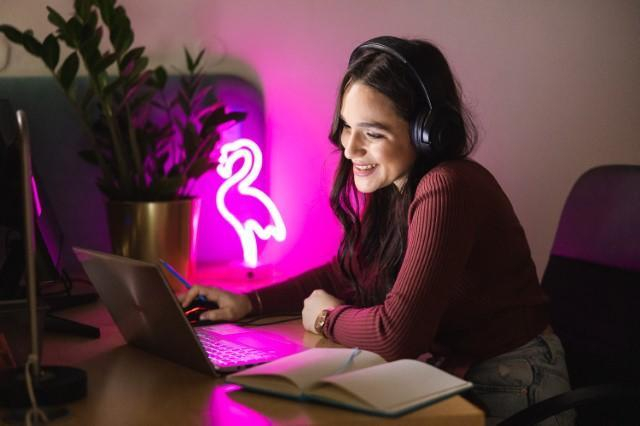 Digital university | WSB Merito Poznań University: Poznań - studentka przed komputerem