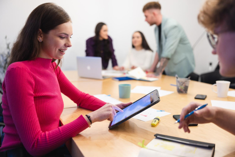 Digital university | WSB Merito Poznań University: Poznań - studentka z tabletem