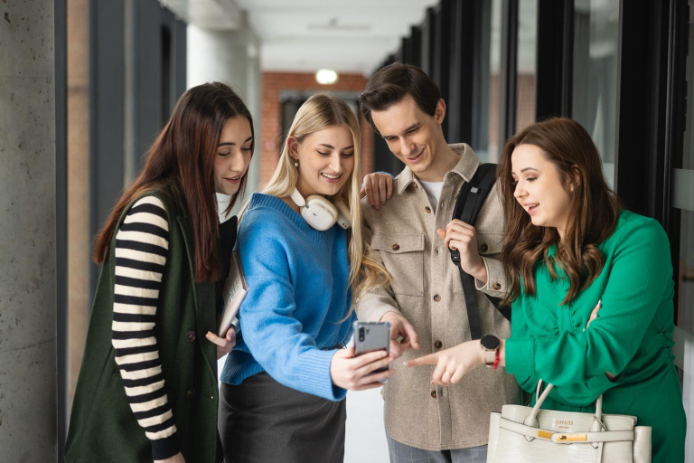 Student Zone | WSB Merito Poznań University: Poznań strefa studenta grupa studentów 