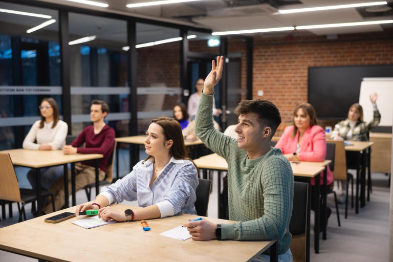 Career Office | WSB Merito Poznań University: Poznań studenci w sali 
