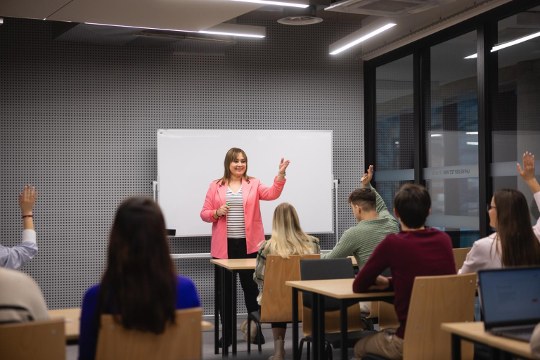 Career Office | WSB Merito Poznań University: Poznań wykładowca studenci w sali