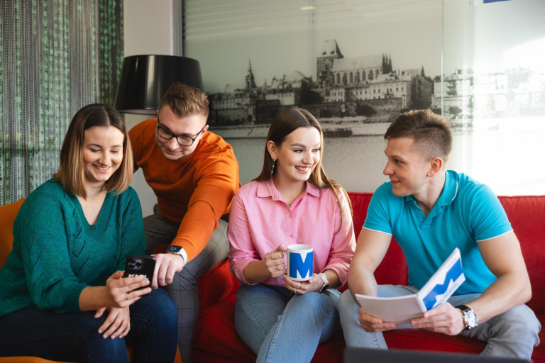 Disability Support Officer | WSB Merito Poznań University: czwórka studentów, przeglądają notatki i treść w telefonie