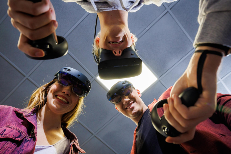 Centre for Teaching Development | WSB Merito Poznań University: trójka uśmiechniętych studentów w okularach vr