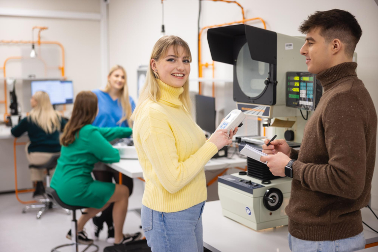 Student organisations and research clubs | WSB Merito Poznań University: Studenci w laboratorium technicznym pracują z nowoczesnym sprzętem, ucząc się praktycznych umiejętności inżynierskich.