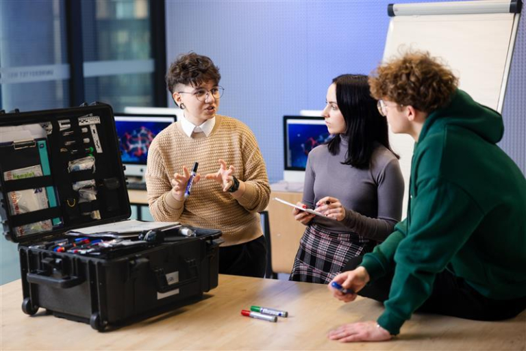 Information Technology, studia II stopnia, magisterskie: poznan_lic_bezpieczenstwo_wewnetrzne_studenci z walizką kryminalistyczną