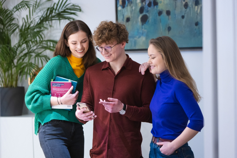 Search results | WSB Merito Poznań University: Grafika główna: poznaj WSB Merito Poznań - studenci podczas przerwy między zajęciami