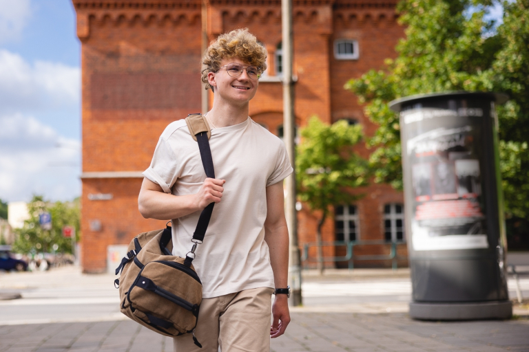 Search results | WSB Merito Poznań University: Student idzie na zajęcia na uczelni
