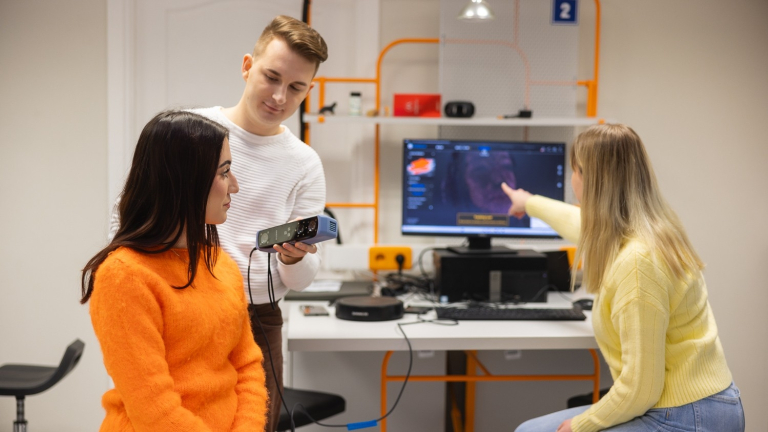 Strona główna | WSB Merito Poznań University: Studenci w czasie zajęć w laboratorium