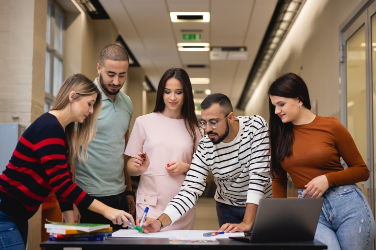 How to legalise your stay in Poland? | WSB Merito Poznań University: A group of students working on a project