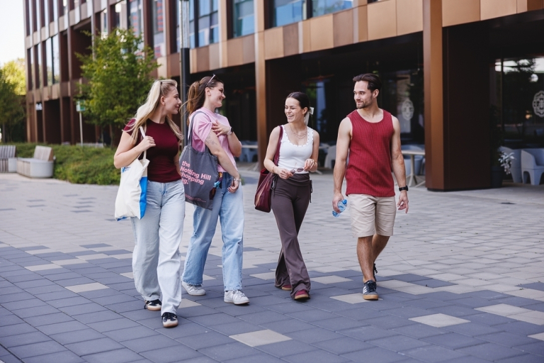 Polish language courses for foreigners | WSB Merito Poznań University: Students outdoor in Poznań