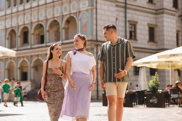 Polish language courses for foreigners | WSB Merito Poznań University: Students outdoor in Poznań