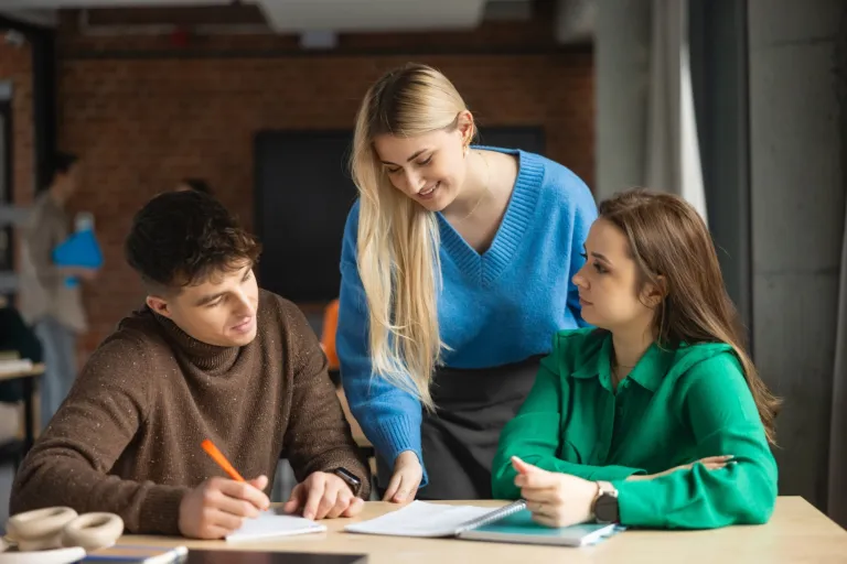Poznań - zniżki i dofinansowania - troje studentów nad książkami