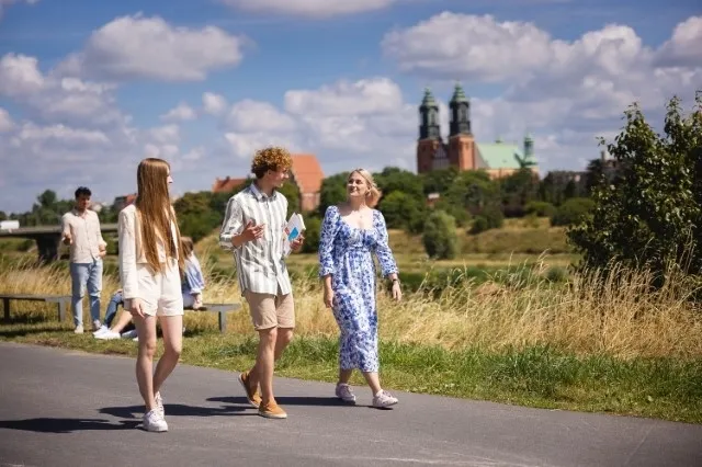 Marketing and Sales | WSB Merito Poznań University: Grupa studentów spaceruje w słoneczny dzień nad Wartą w Poznaniu