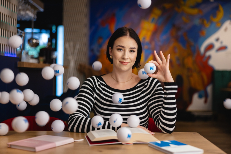 Foreign universities and partners | WSB Merito Universities: Dziewczyna z piłeczkami z logo Merito