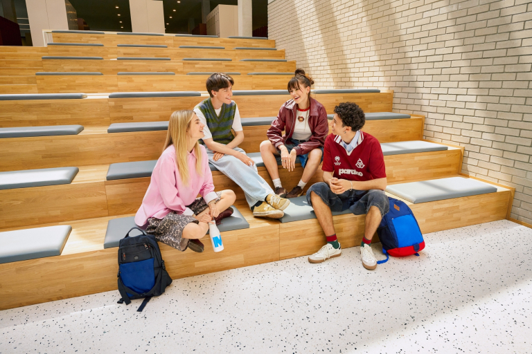 Rankings and accreditations | WSB Merito Universities: Czterech studentów siedzi na schodach