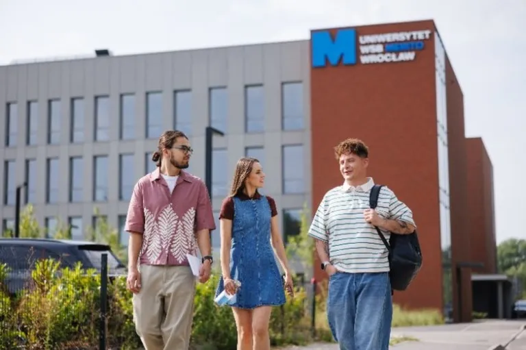 Digital university | WSB Merito Universities: Students outdoor in Wrocław